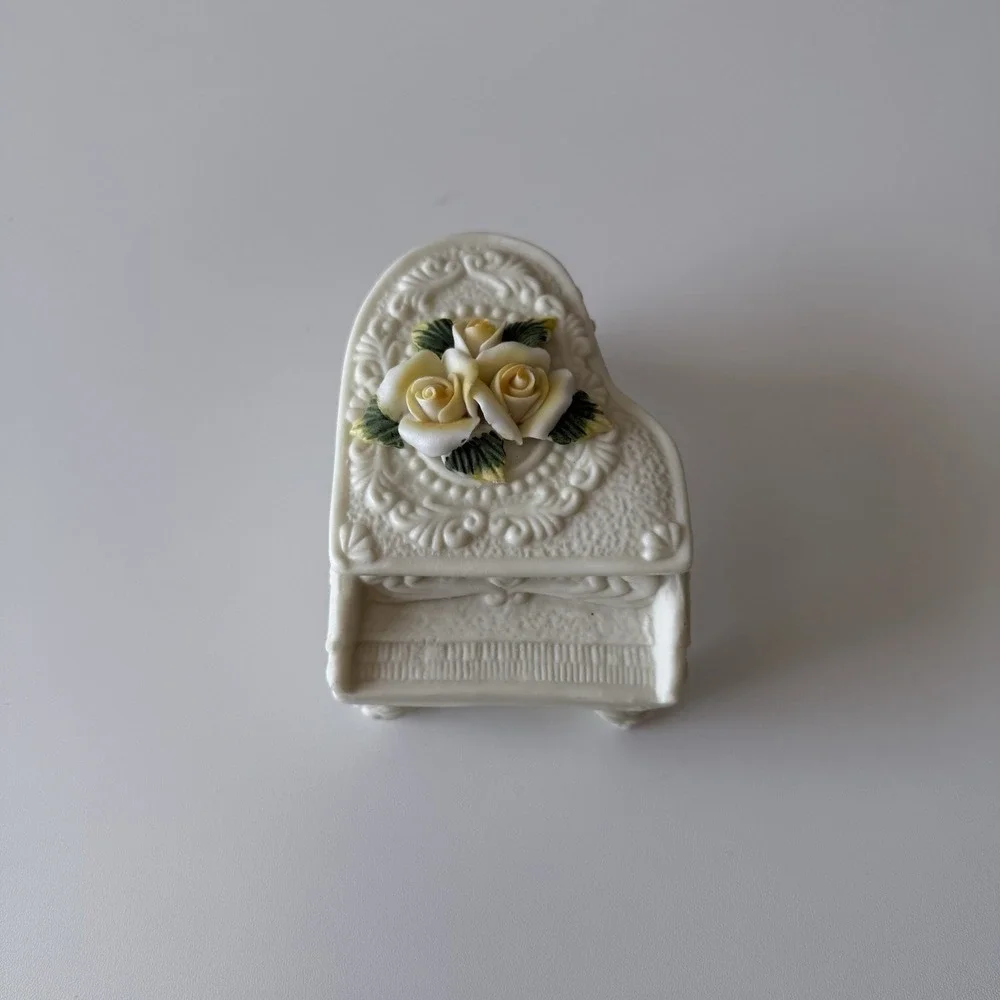 Cornerstone Creations White Ceramic Grand Piano Yellow‎ Roses Trinket Box 2001